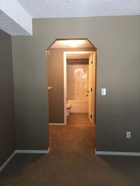 Calgary 1 bedroom Condo Unit for rent. Property photo: 735866-2
