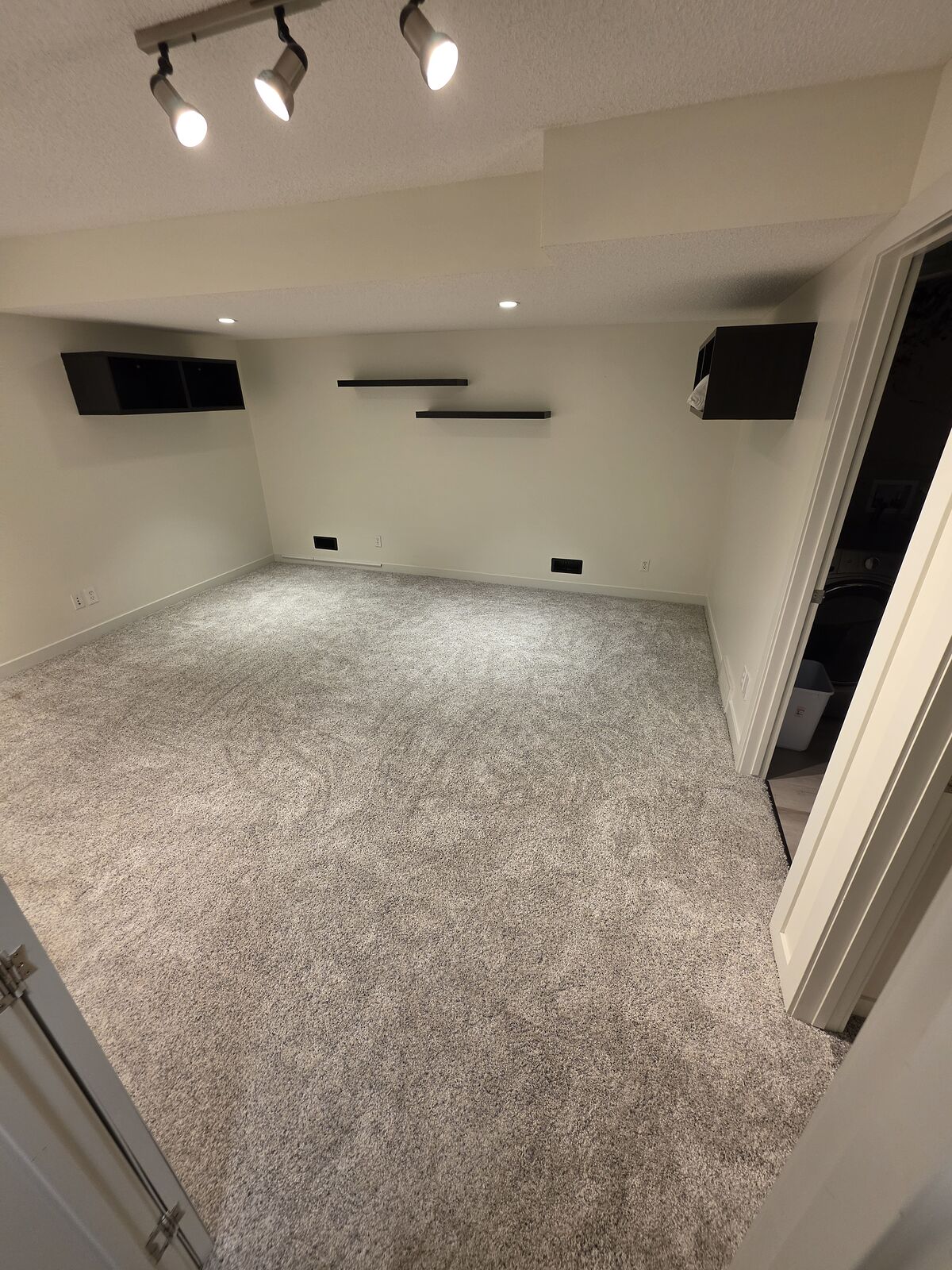 Calgary 2 bedrooms Basement for rent. Property photo: 736259-1