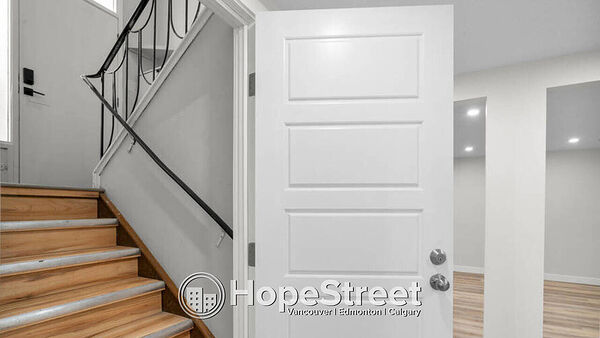Calgary 2 bedrooms House for rent. Property photo: 736261-2