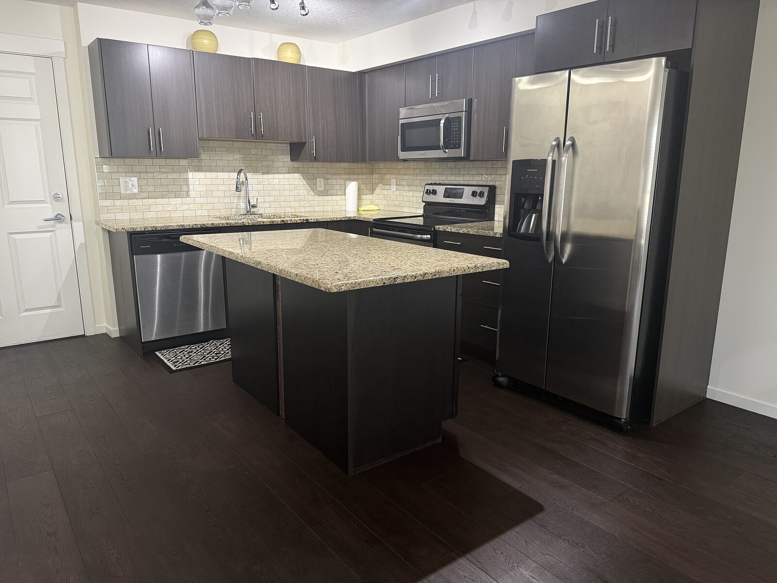 Calgary 1 bedroom Condo Unit for rent. Property photo: 736328-1