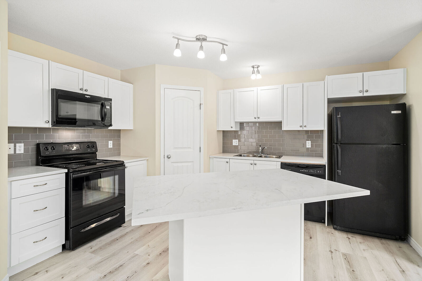 Calgary 2 bedrooms Townhouse for rent. Property photo: 736495-1