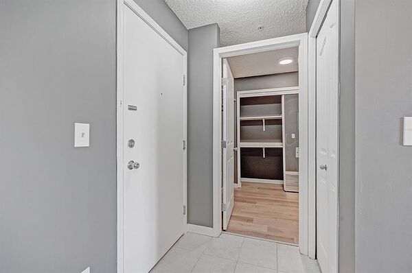 Calgary 2 + Den bedrooms Condo Unit for rent. Property photo: 736653-3