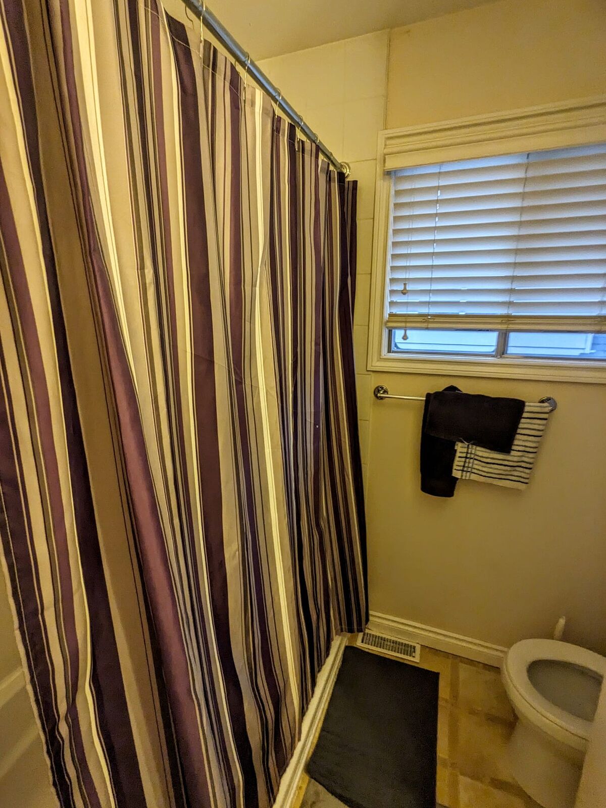 Calgary 1 bedroom Room For Rent for rent. Property photo: 736841-1