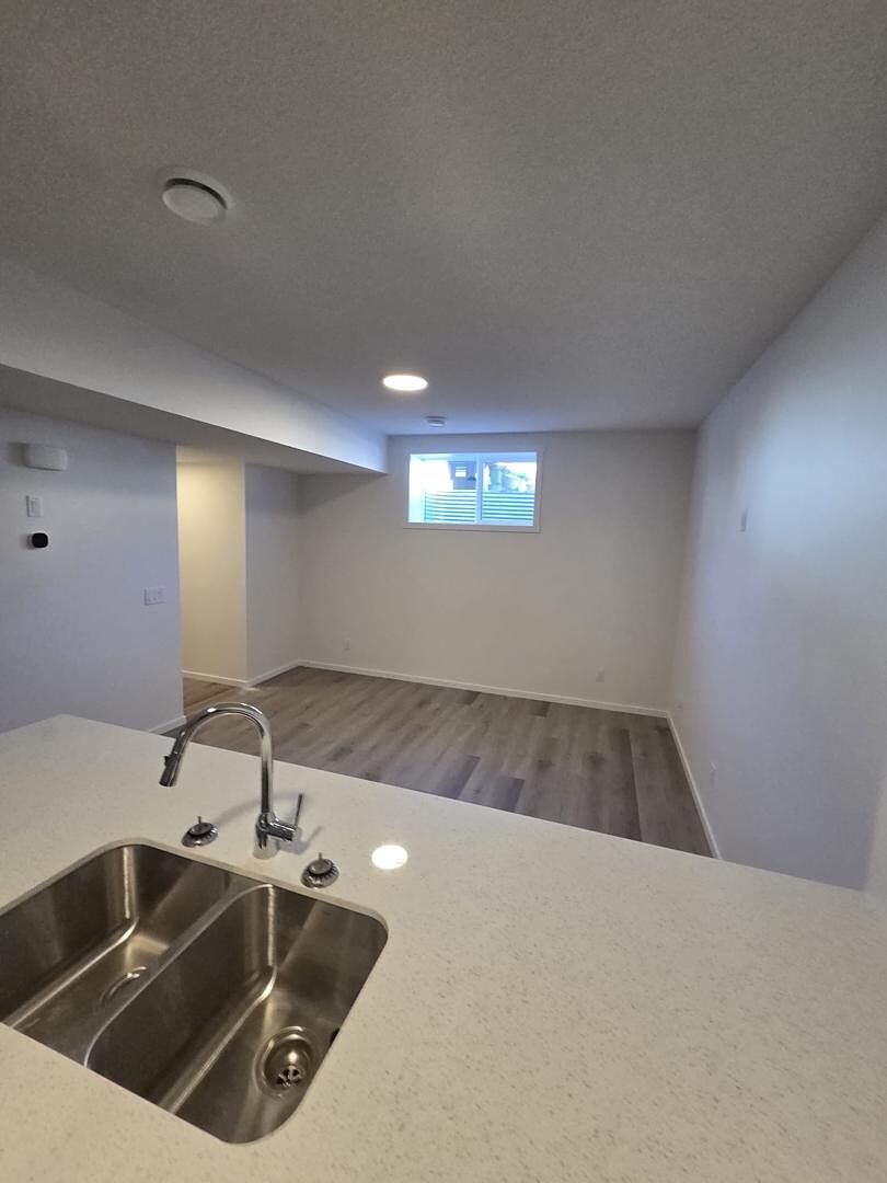 Calgary 5 bedrooms House for rent. Property photo: 737289-1