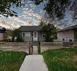 10 minutes away from downtown - close to everything!