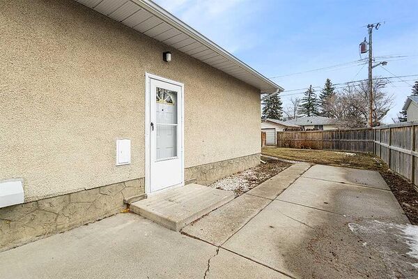 Calgary 3 bedrooms Basement for rent. Property photo: 737450-2