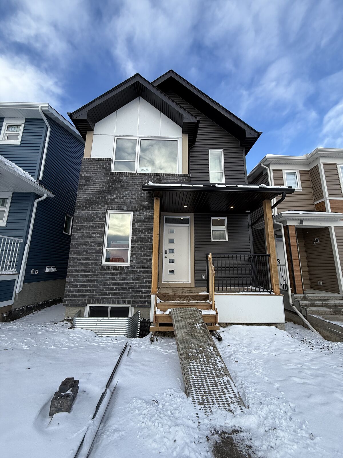 Calgary 4 bedrooms House for rent. Property photo: 737492-1