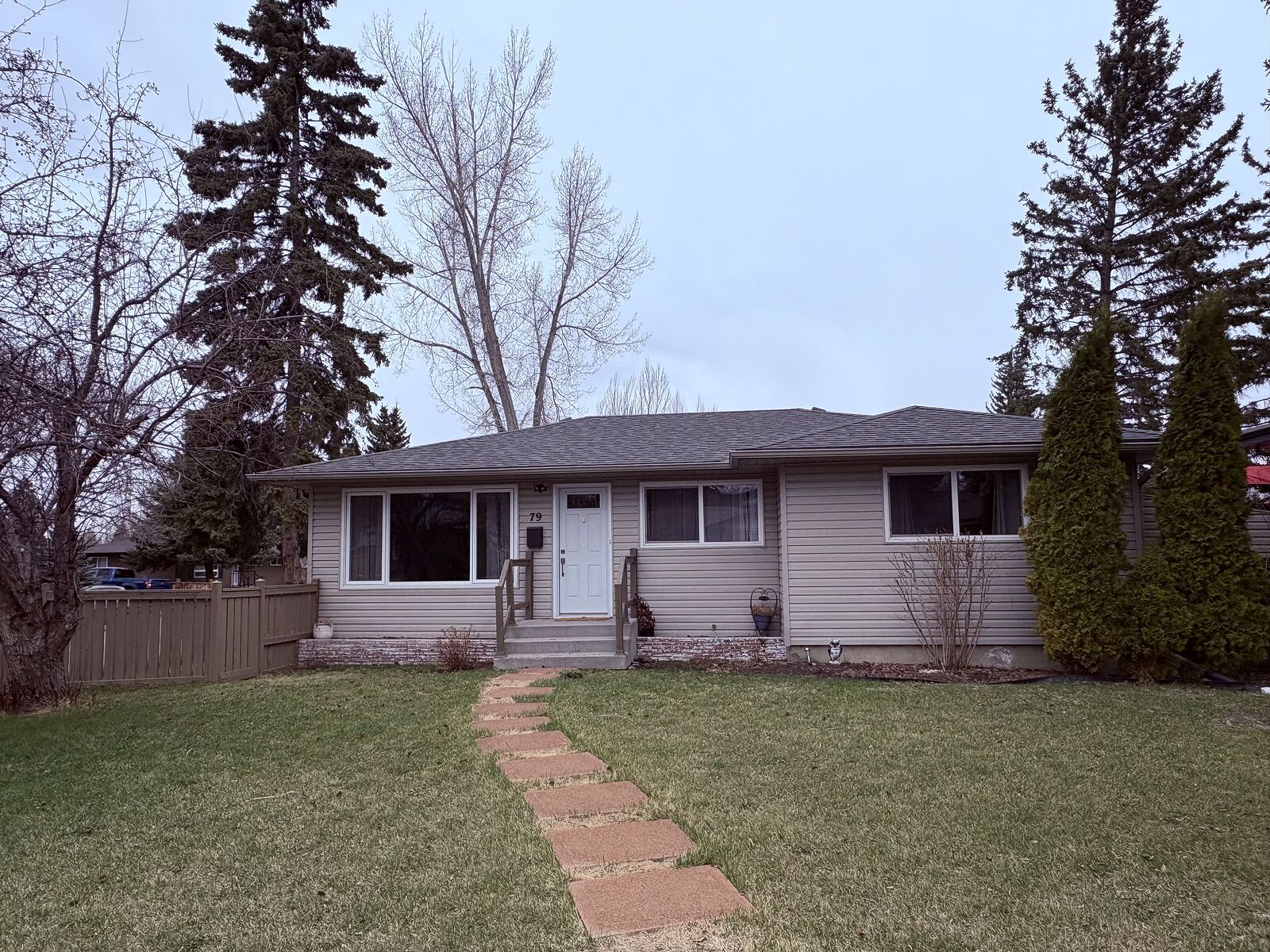 Calgary 2 + Den bedrooms Main Floor for rent. Property photo: 737687-1