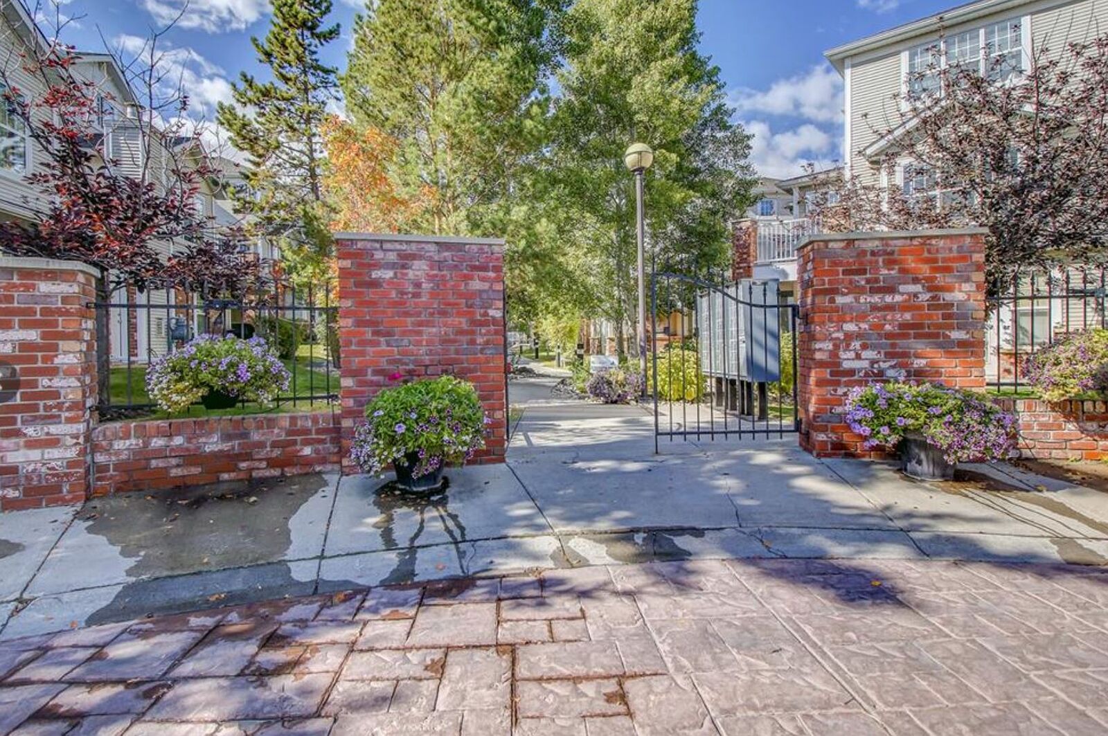 Calgary 2 bedrooms Townhouse for rent. Property photo: 737830-1