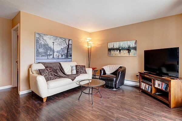 Calgary 1 + Den bedrooms Condo Unit for rent. Property photo: 737838-2