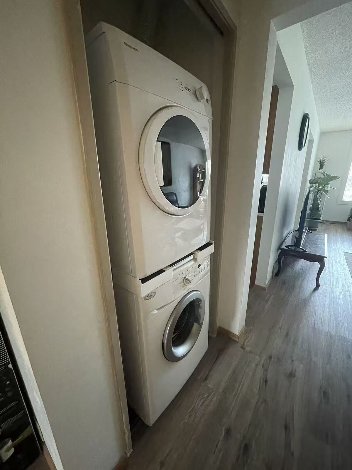 Calgary 2 bedrooms Room For Rent for rent. Property photo: 737859-1