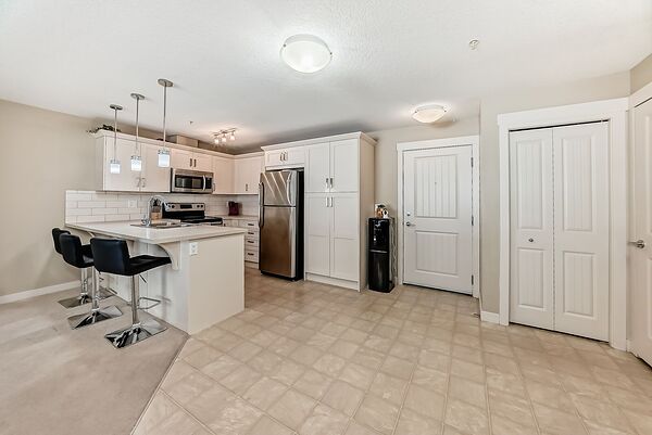 Calgary 2 bedrooms Condo Unit for rent. Property photo: 737887-2