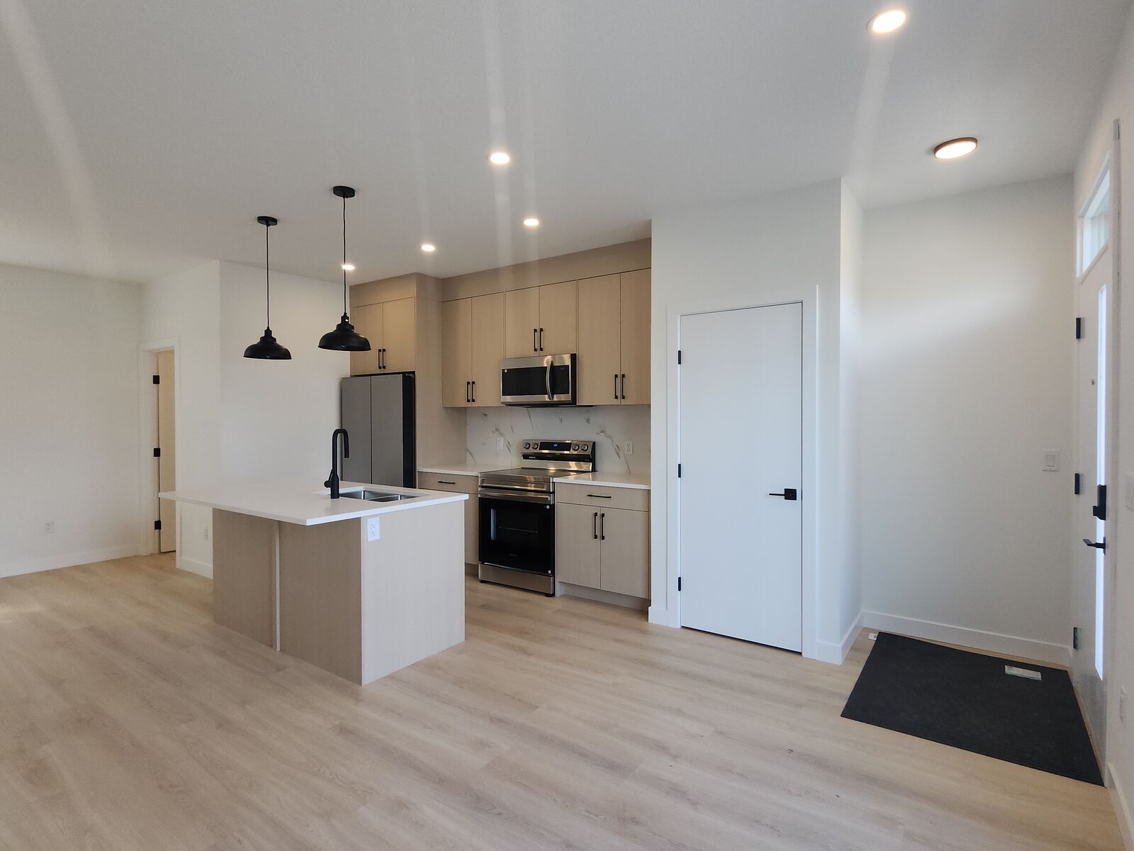 Calgary 2 bedrooms Duplex for rent. Property photo: 738172-1