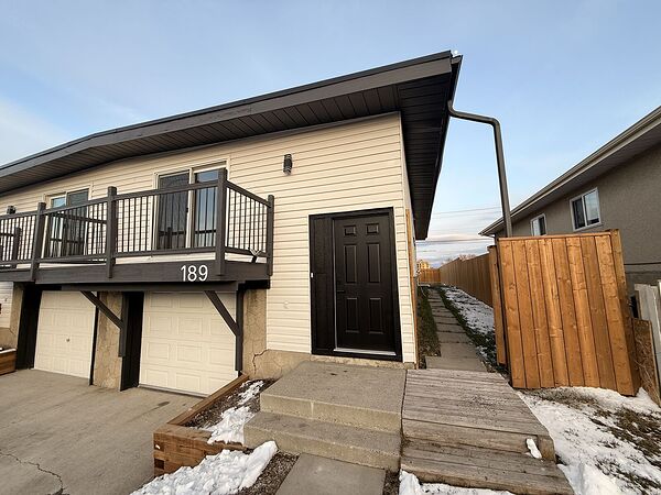 Calgary 1 bedroom Fourplex for rent. Property photo: 738303-2