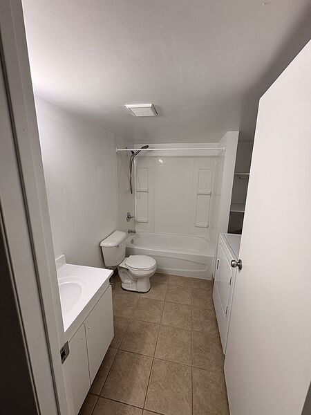 Calgary 2 bedrooms Fourplex for rent. Property photo: 738378-2