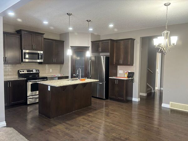 Calgary 4 bedrooms House for rent. Property photo: 738821-2