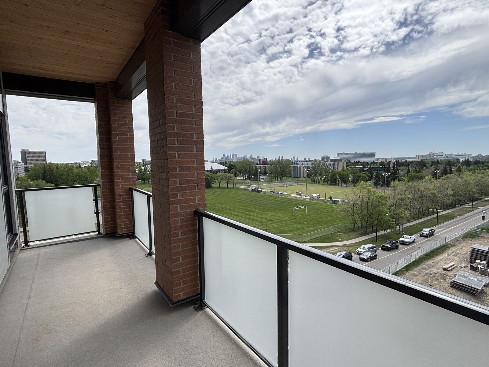 Calgary 2 bedrooms Condo Unit for rent. Property photo: 739060-1