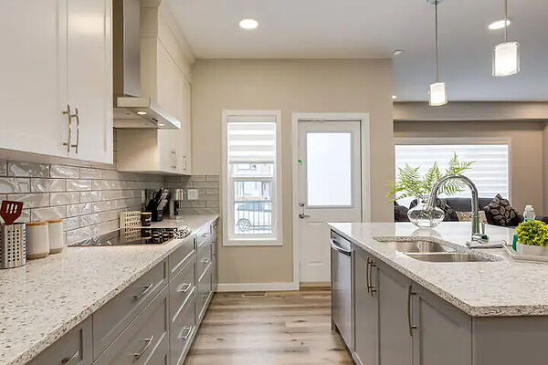 Calgary 5 bedrooms Main Floor for rent. Property photo: 739196-2