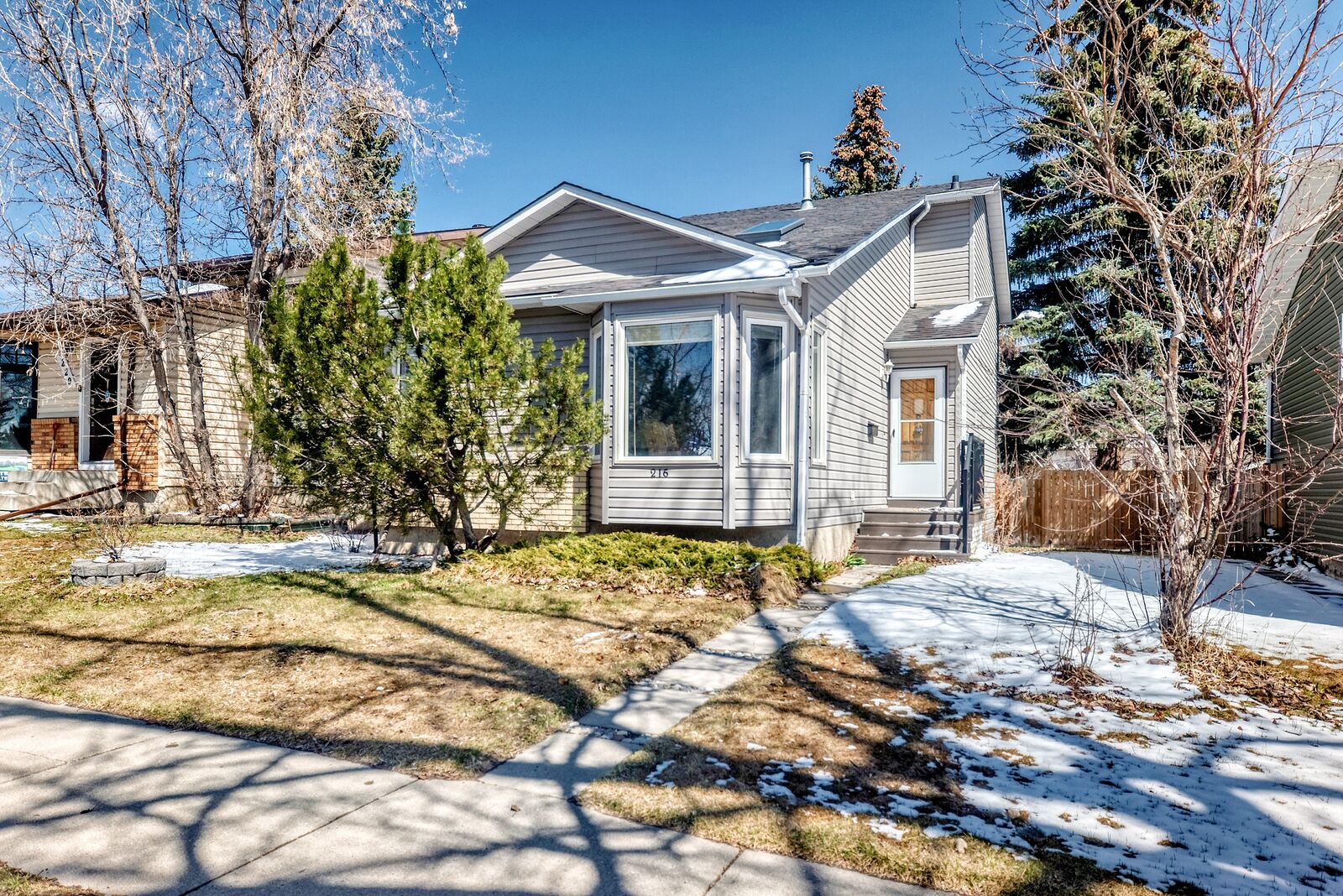 Calgary 3 bedrooms House for rent. Property photo: 739745-1