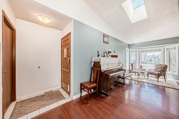 Calgary 3 bedrooms House for rent. Property photo: 739745-2