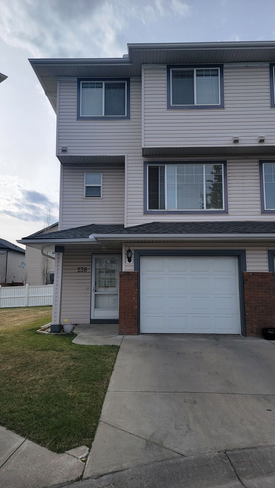 Calgary 3 bedrooms Townhouse for rent. Property photo: 739783-1