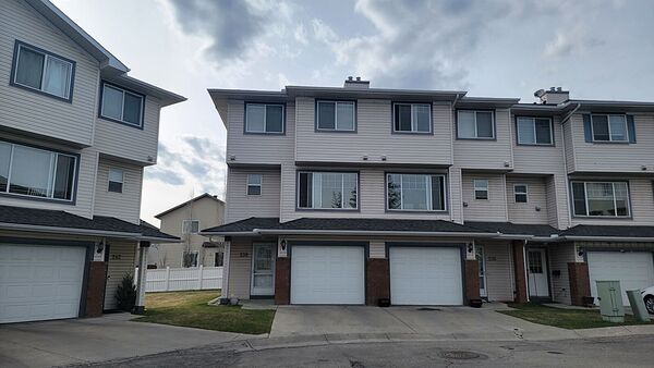 Calgary 3 bedrooms Townhouse for rent. Property photo: 739783-2