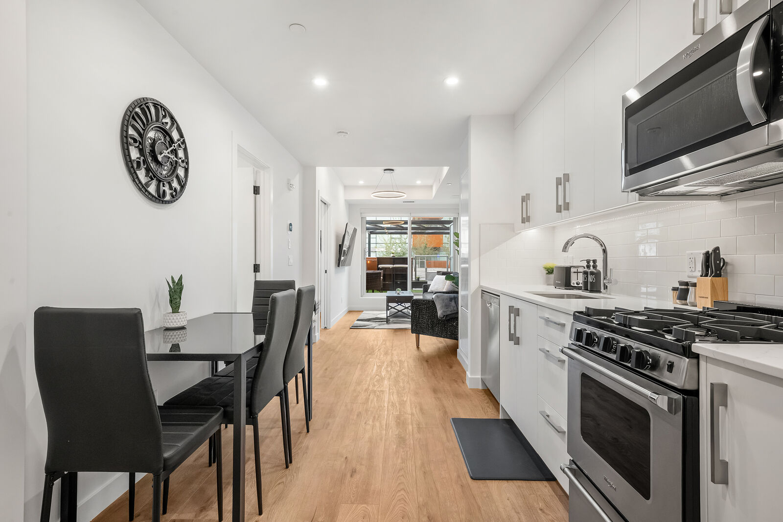 Calgary 2 bedrooms Condo Unit for rent. Property photo: 740204-1