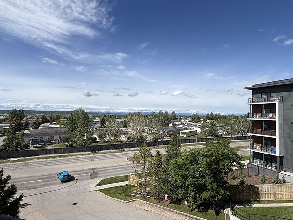 Calgary 2 + Den bedrooms Condo Unit for rent. Property photo: 740251-3