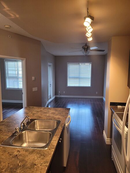 Calgary 1 bedroom Condo Unit for rent. Property photo: 740467-3