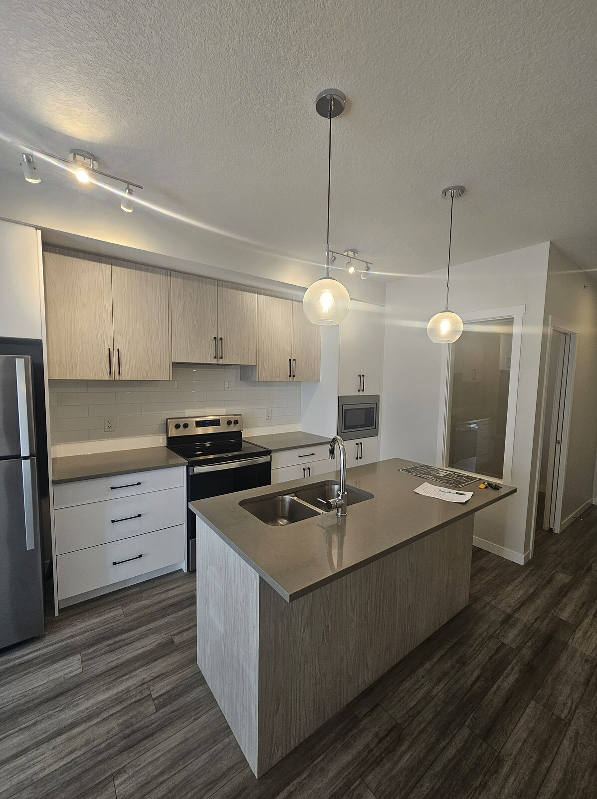 Calgary 1 + Den bedrooms Condo Unit for rent. Property photo: 740508-1