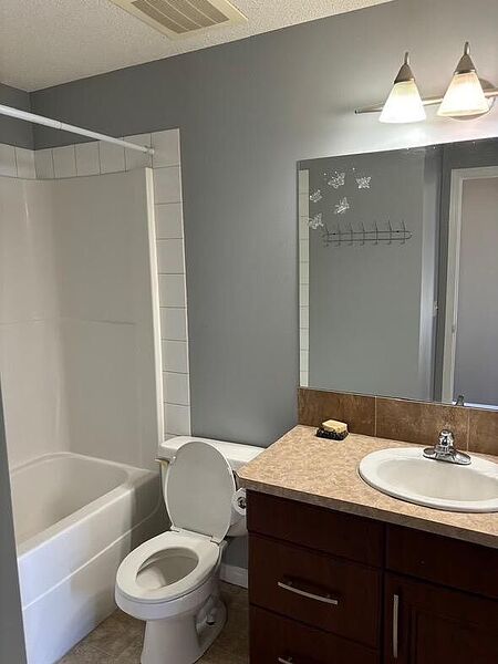 Calgary 1 + Den bedrooms Condo Unit for rent. Property photo: 740797-2
