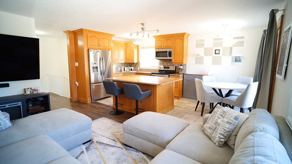 Calgary 3 bedrooms Duplex for rent. Property photo: 741203-1