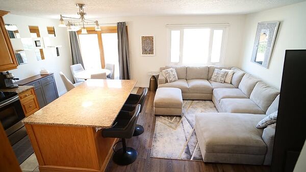 Calgary 3 bedrooms Duplex for rent. Property photo: 741203-2