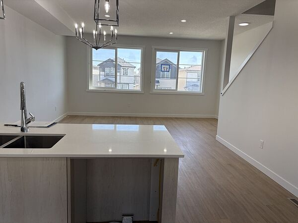 Calgary 3 bedrooms Townhouse for rent. Property photo: 741310-2