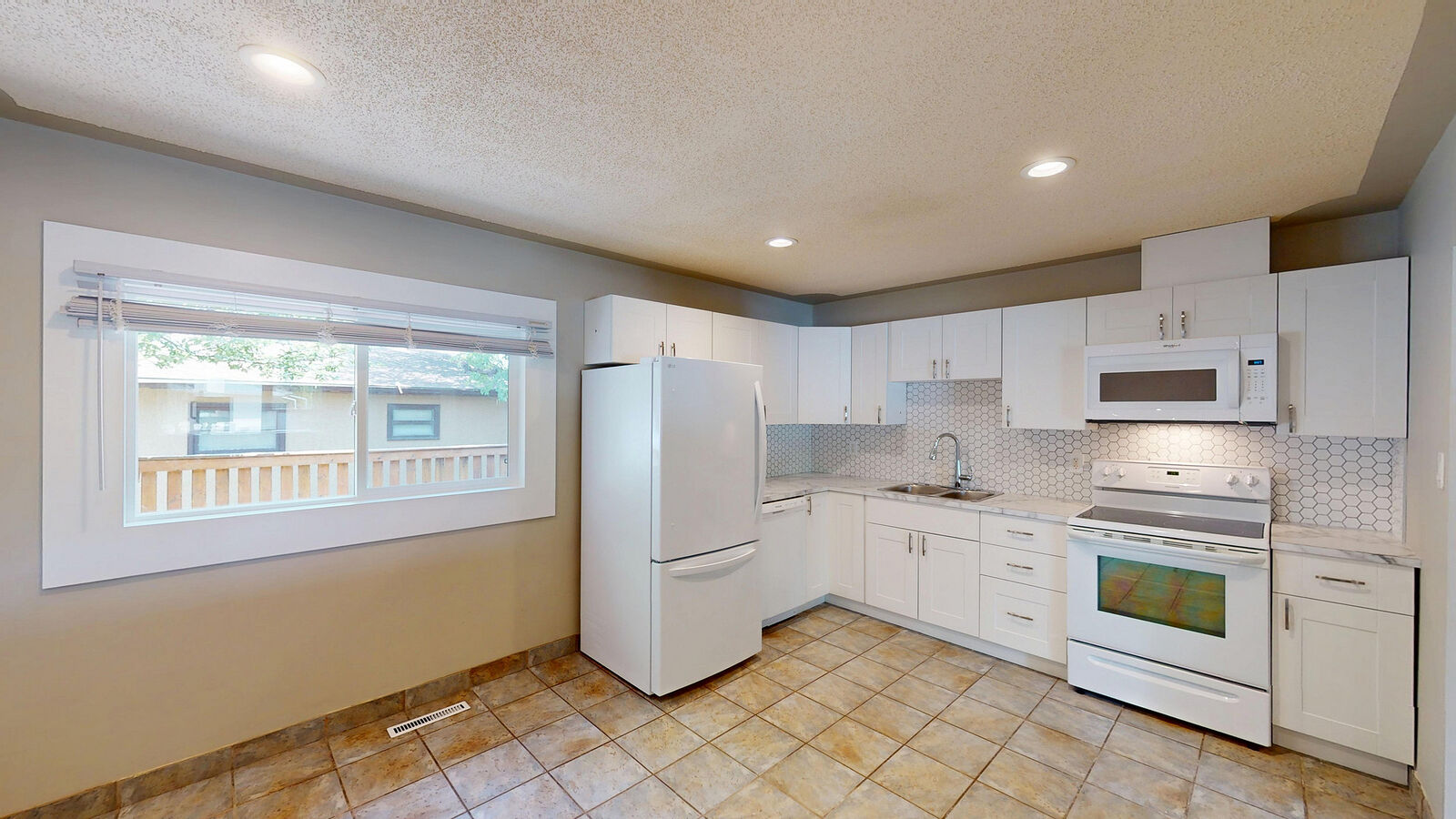 Calgary 3 bedrooms Duplex for rent. Property photo: 741649-1