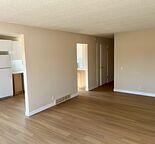 Sunny Renovated 2-Bedroom in Varsity Across from Market Mall
