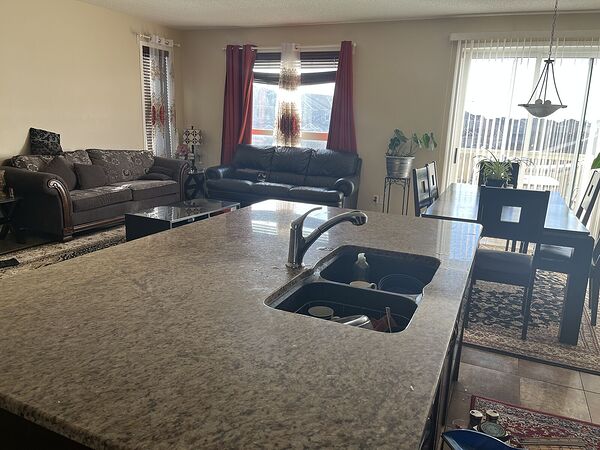 Calgary 4 bedrooms House for rent. Property photo: 742810-3