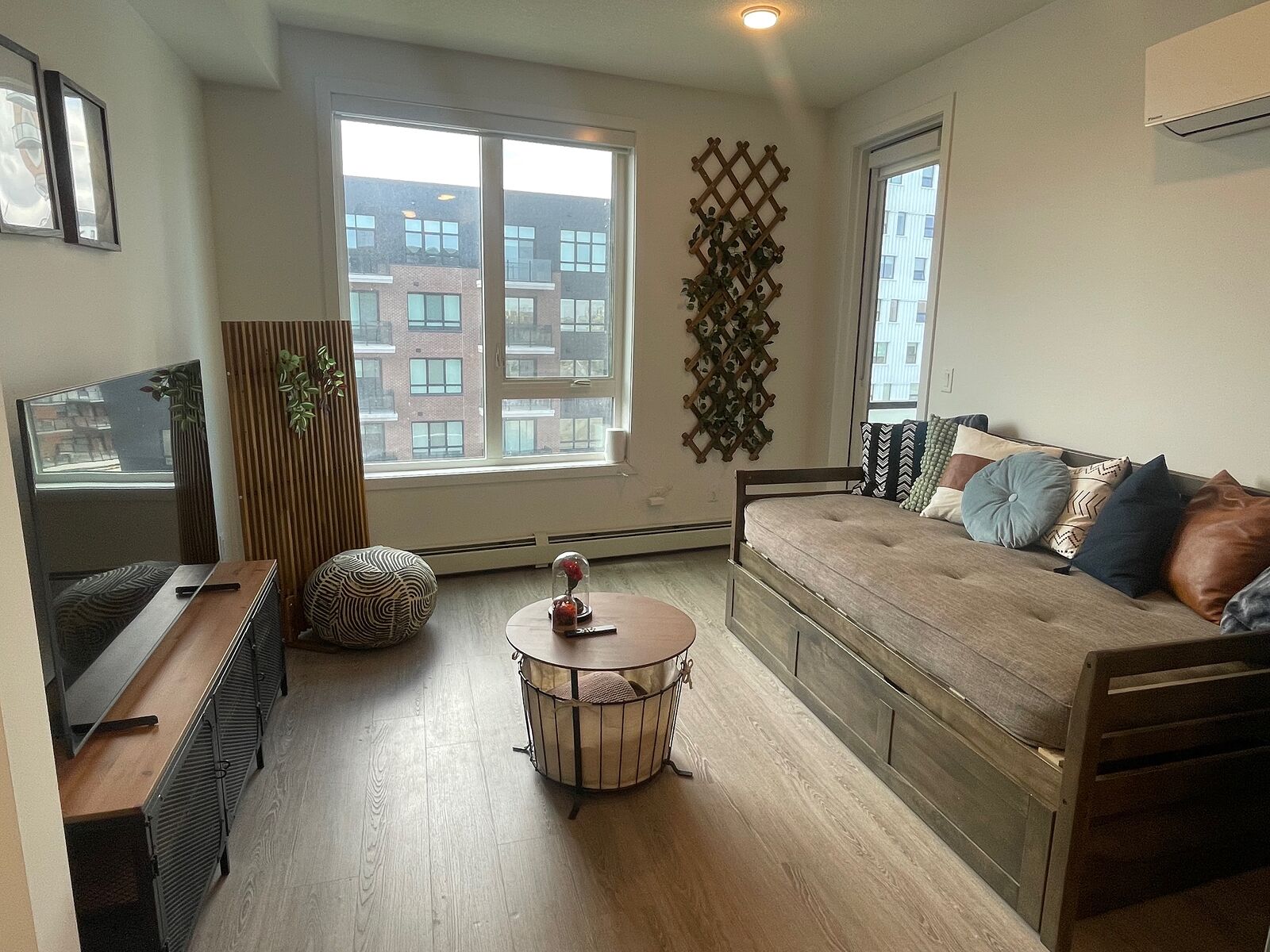 Calgary 2 bedrooms Condo Unit for rent. Property photo: 743661-1