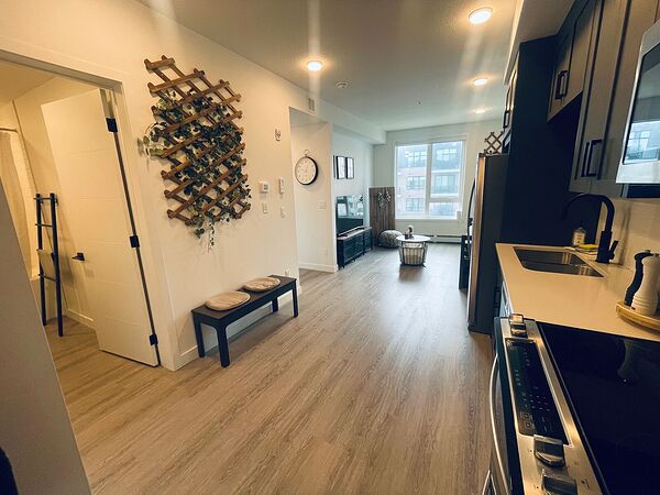 Calgary 2 bedrooms Condo Unit for rent. Property photo: 743661-2