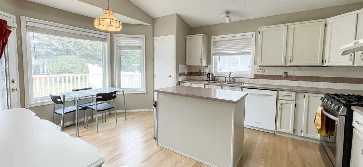 Calgary 3 + Den bedrooms House for rent. Property photo: 743741-1