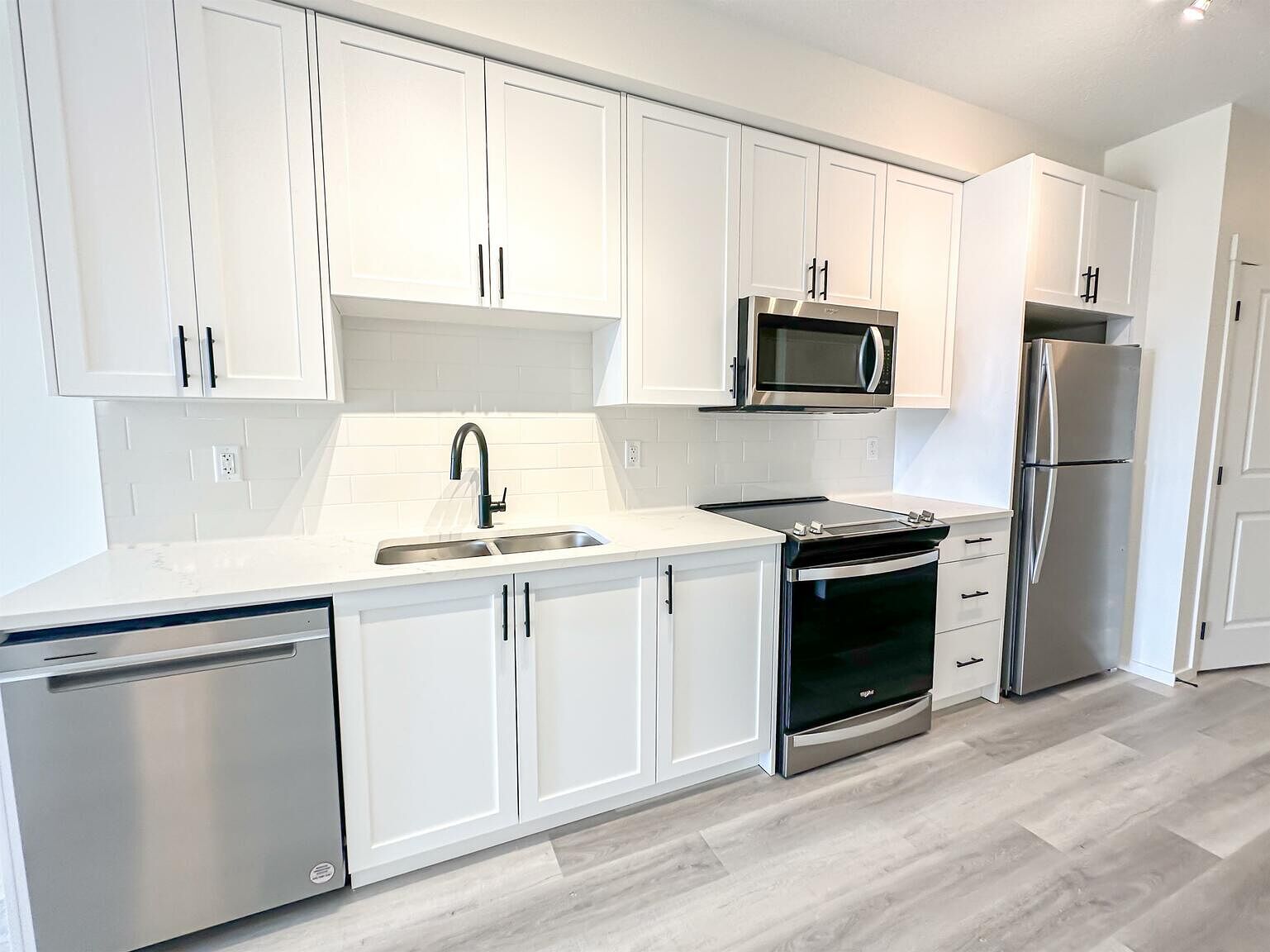Calgary 2 bedrooms Condo Unit for rent. Property photo: 743762-1