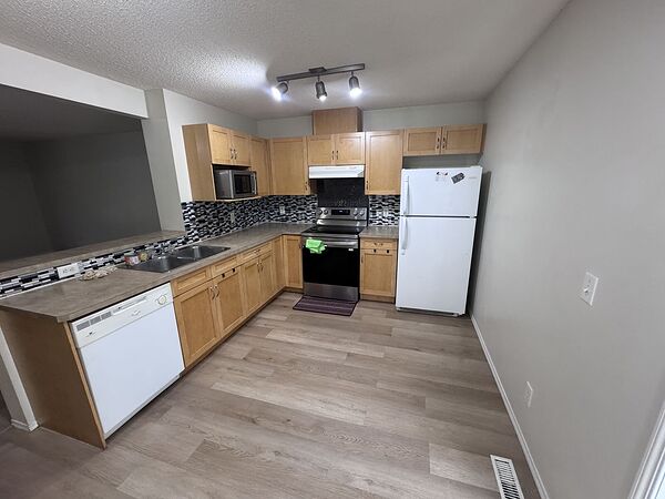 Calgary 3 bedrooms Townhouse for rent. Property photo: 743811-2