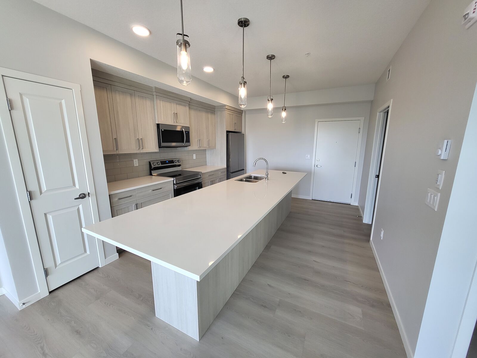 Calgary 2 bedrooms Condo Unit for rent. Property photo: 743975-1