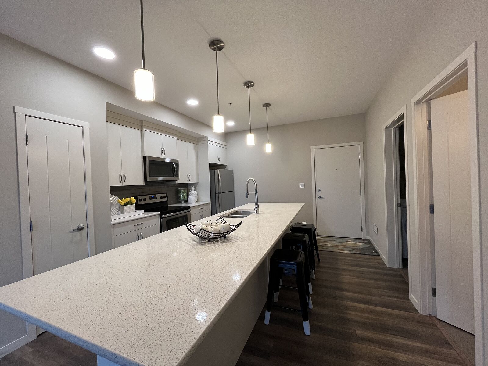 Calgary 2 bedrooms Condo Unit for rent. Property photo: 744289-1