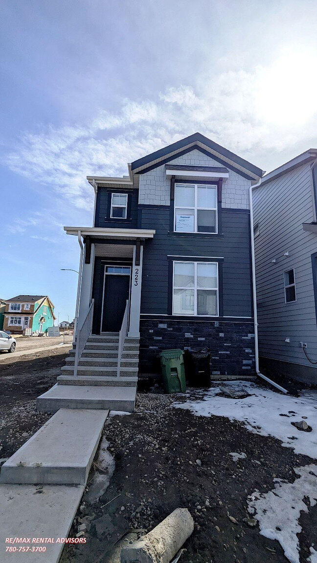Calgary 3 bedrooms House for rent. Property photo: 744403-1