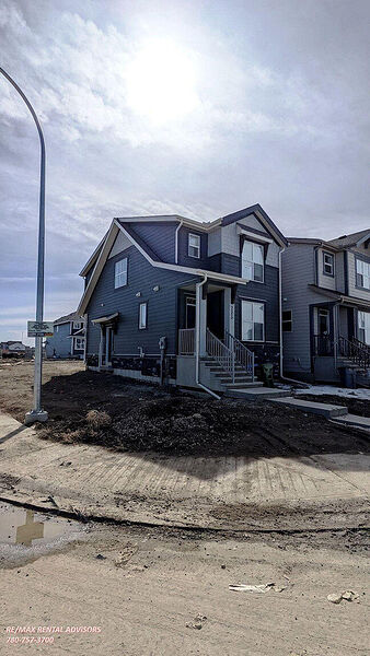 Calgary 3 bedrooms House for rent. Property photo: 744403-2