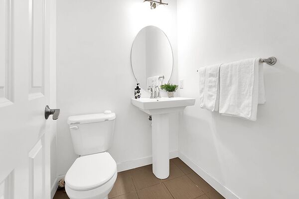 Calgary 4 bedrooms House for rent. Property photo: 744802-3