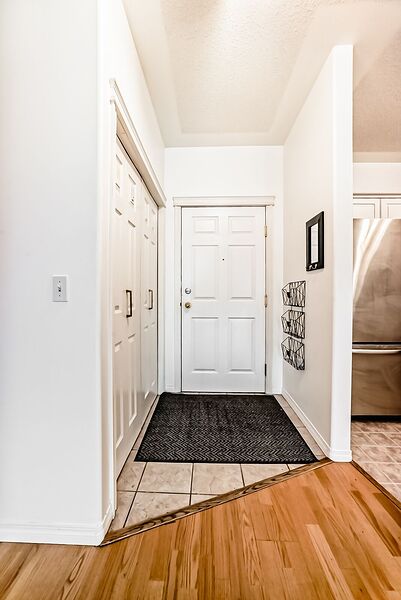 Calgary 2 bedrooms Condo Unit for rent. Property photo: 744855-2