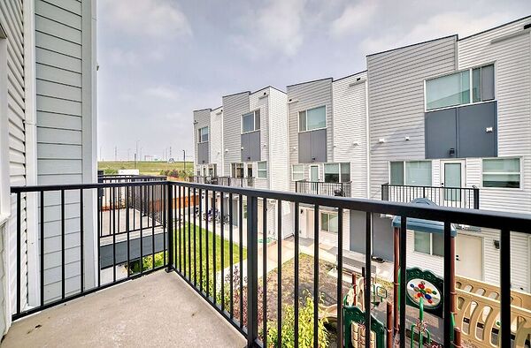 Calgary 3 bedrooms Townhouse for rent. Property photo: 744902-2