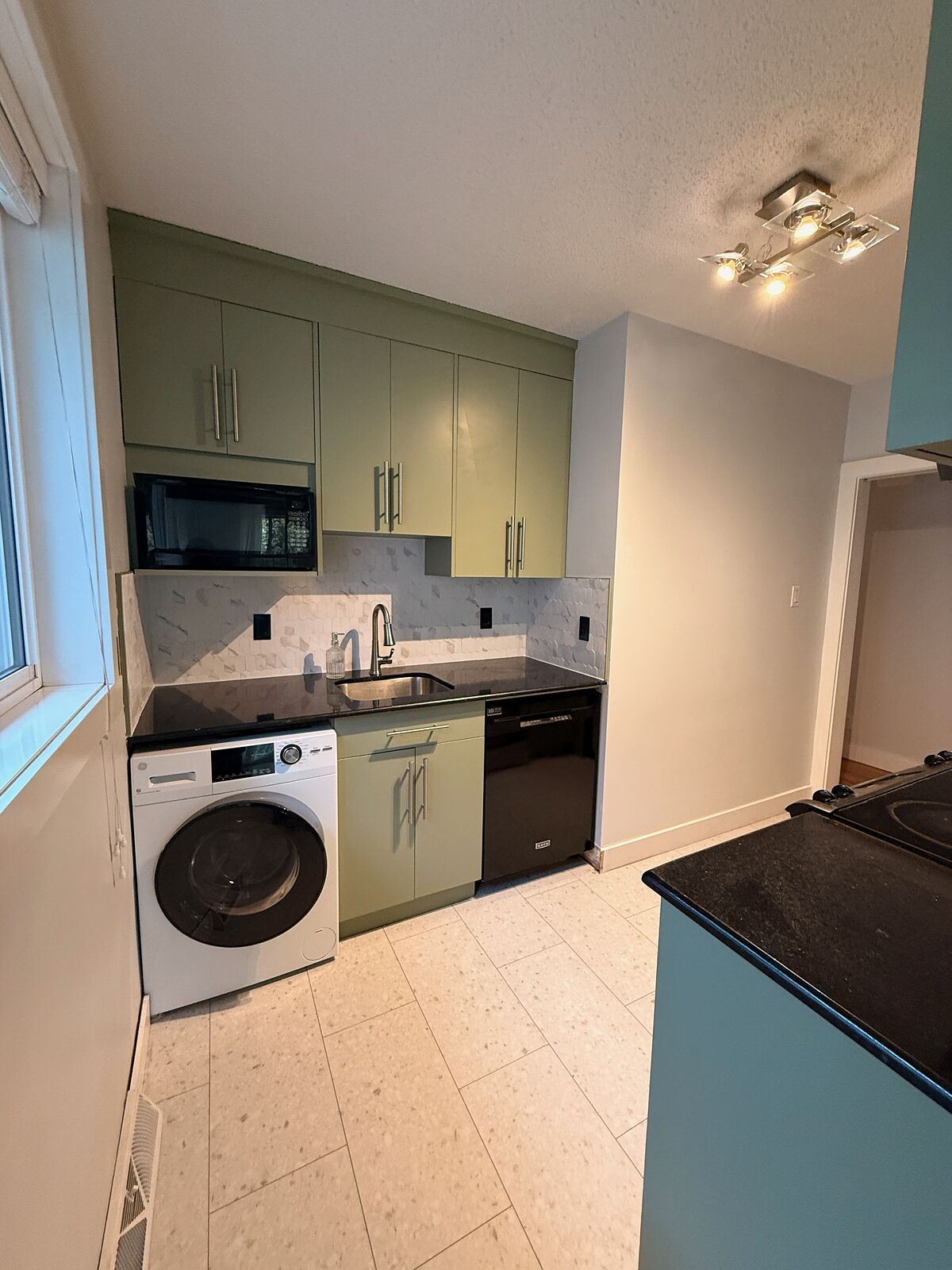 Calgary 2 bedrooms Condo Unit for rent. Property photo: 744921-1
